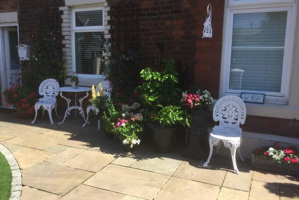 Leafy Lytham Central Lovely Ground Floor 1 Bedroom Apartment With Private Garden In Lytham Dog Friendly Lytham St Annes Ngoại thất bức ảnh